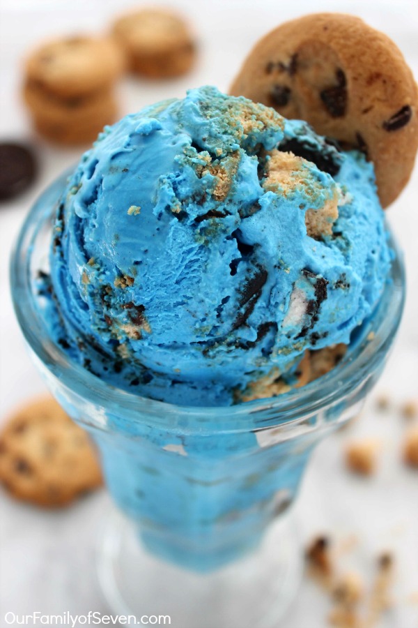 No Churn Cookie Monster Ice Cream- imple kid friendly ice cream loaded with Oreo and chocolate chip cookies