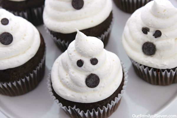 Marshmallow Ghost Cupcakes -will make for a super fun and super simple Halloween Dessert or treat. 