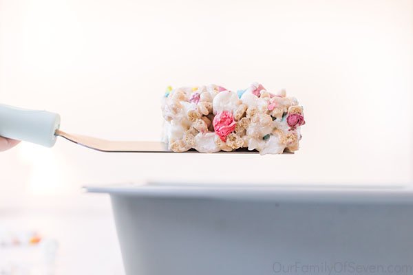 Spatula with gooey cereal bars