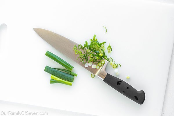 Slicing green onions